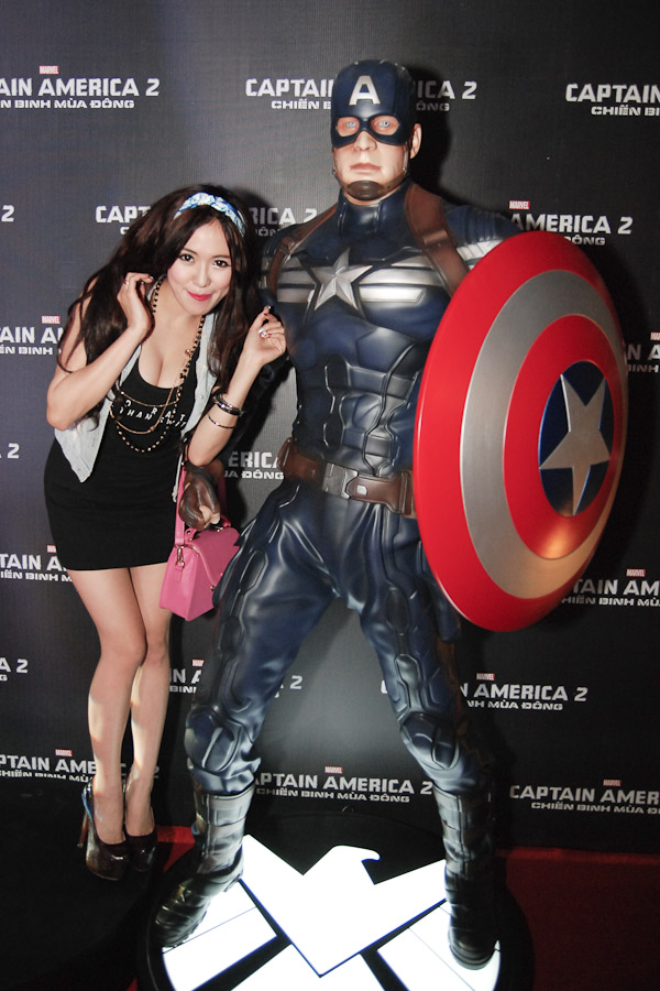 Hotgirl Mai Thỏ hào hứng chụp hình với hình nộm chiến binh Captain America huyền thoại