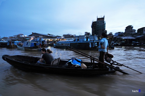 Đây là ghe thuyền, chỉ chở được tối đa 4 người. Cách này hay được du khách Tây chọn