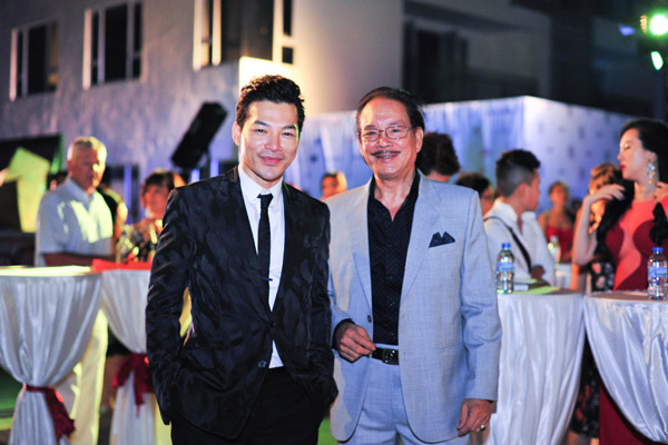 Trần Bảo Sơn đi tiệc cùng người bạn thân, nam diễn viên gạo cội Trần Quang. Cả hai thường xuyên xuất hiện trong các bữa tiệc dành cho giới doanh nhân và đang có dự định hợp tác trong lĩnh vực phim ảnh