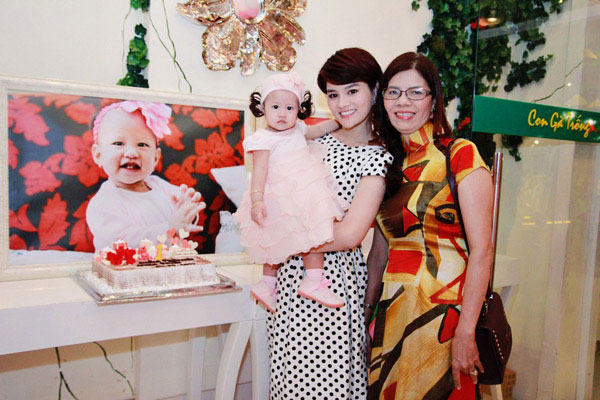 Vũ Thu Phương tổ chức sinh nhật ấm áp cho con gái 12