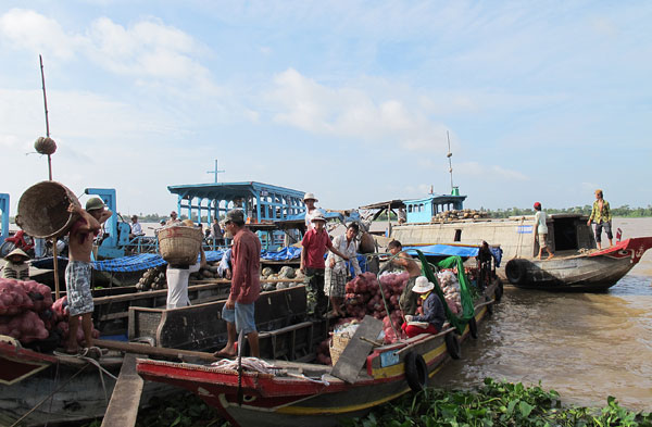 Thăm chợ Cái Bè