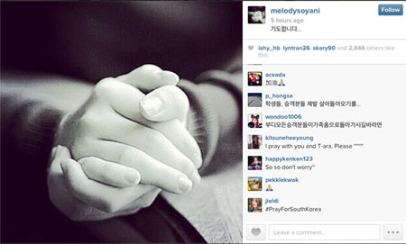 Soyeon chia sẻ bức ảnh chắp tay cầu nguyện trên Twitter - Ảnh: Twitter
