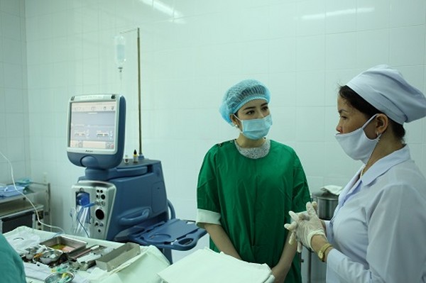 Lý Nhã Kỳ tổ chức mổ mắt cho 300 bệnh nhân đục thủy tinh thể 8