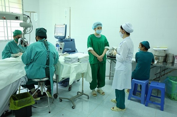 Lý Nhã Kỳ tổ chức mổ mắt cho 300 bệnh nhân đục thủy tinh thể 9