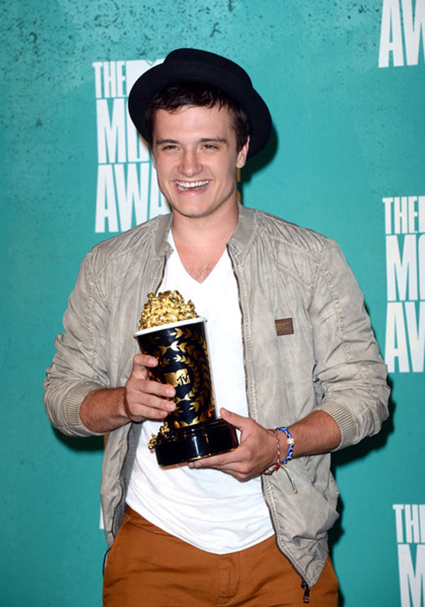 Jennifer Lawrence và Josh Hutcherson là nữ/nam diễn viên xuất sắc nhất tại MTV Movies Awards 2014 11