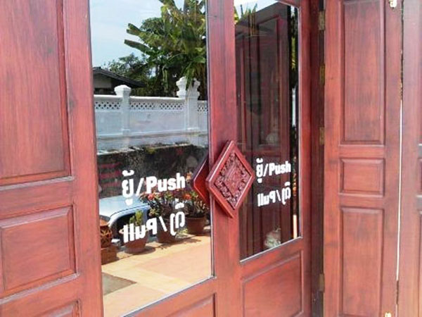 Ghé thăm quán “bấm chuông mua hàng” đặc sản ở Luang Prabang 2