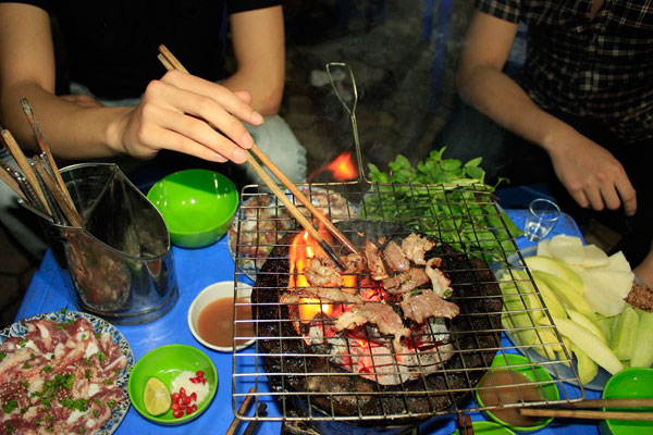 Dạo hồ T&acirc;y ngất ng&acirc;y thịt nướng than hoa 1