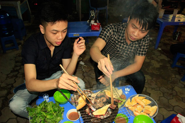 Dạo hồ T&acirc;y ngất ng&acirc;y thịt nướng than hoa 2