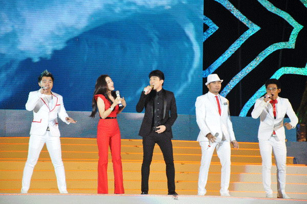 Sau sự cố bể show ở Carnaval, Hồ Quỳnh Hương vừa hát vừa khóc trong đêm hội Tôi yêu Hạ Long 6