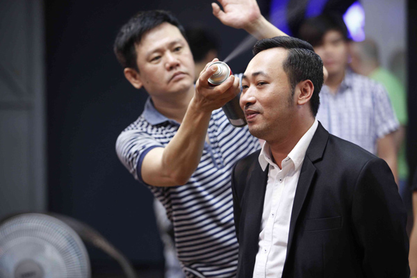 Đạo diễn Nguyễn Quang Dũng bỗng chỉnh chu lạ thường với vest và mái tóc lịch lãm 
