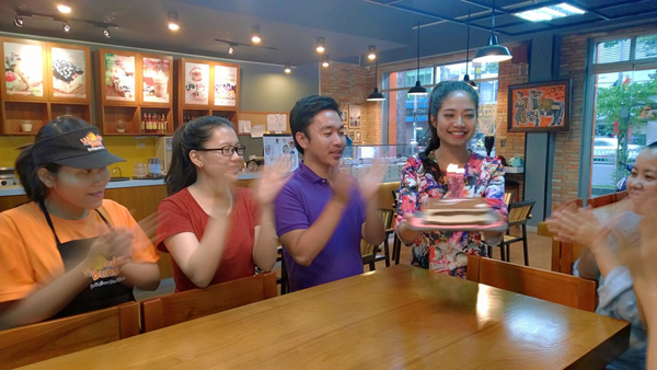 Bạn trai cùng nhân viên hát bài “Happy birthday” mừng Ninh Hoàng Ngân  2