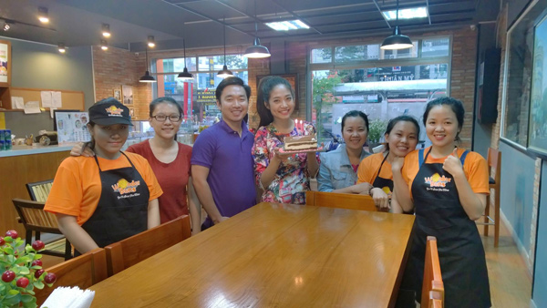 Bạn trai cùng nhân viên hát bài “Happy birthday” mừng Ninh Hoàng Ngân  3