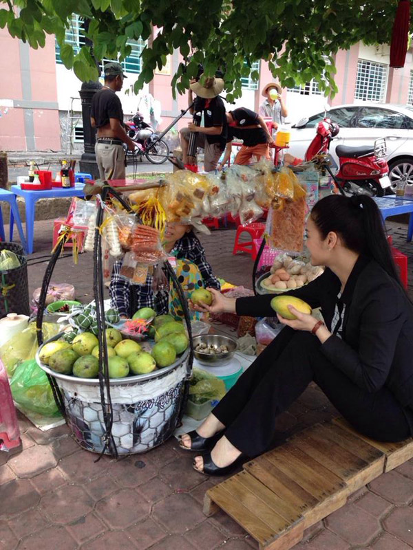 Bắt gặp Nhật Kim Anh – Thanh Thức ngồi ăn hàng ở vỉa hè 1