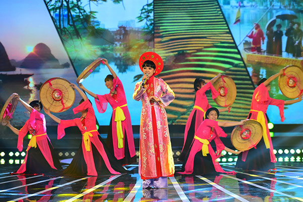 Mở đầu chương trình là sự xuất hiện của ca sĩ được dự đoán là sẽ hát dân ca hay nhất là Trang Nhung vì đó là sở trường của chị. Trang Nhung đã thể hiện ca khúc Quê hương ba miền đầy ngọt ngào