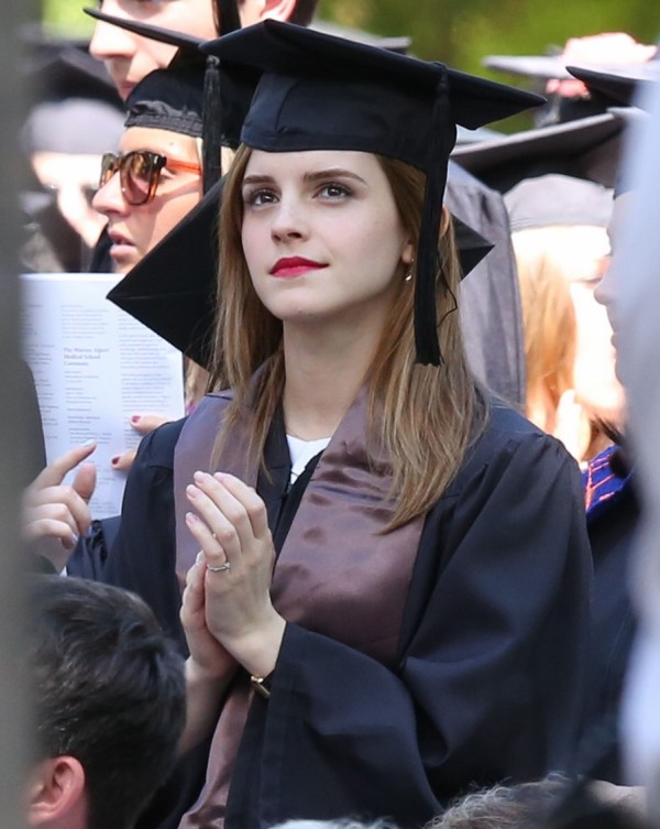 Emma Watson xinh đẹp trong ngày tốt nghiệp Đại học