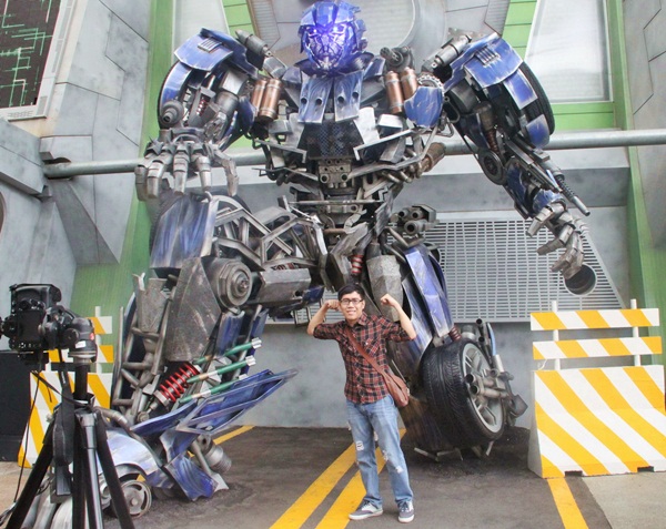 Chụp ảnh cùng autobots Optimus Prime 