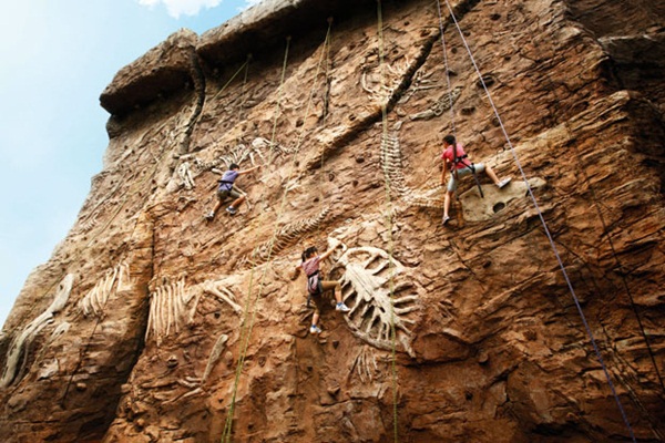 Du khách cố gắng vượt qua bức tường đá của Amber Rock Climb - Ảnh: Resorts World Sentosa 