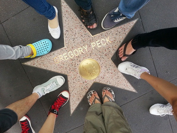 “Ghi dấu chân” bên ngôi sao mang tên diễn viên Gregory Peck