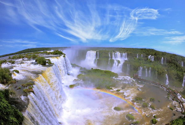 Thác Iguazu nổi tiếng ở Brazil - Ảnh: Shutterstock