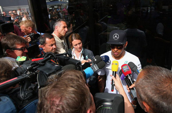 Lewis Hamilton giàu hơn cả Wayne Rooney 1