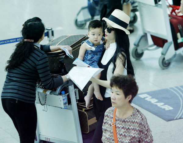 Paparazzi: Bắt gặp Thái Hà ẵm con trai ở sân bay 1
