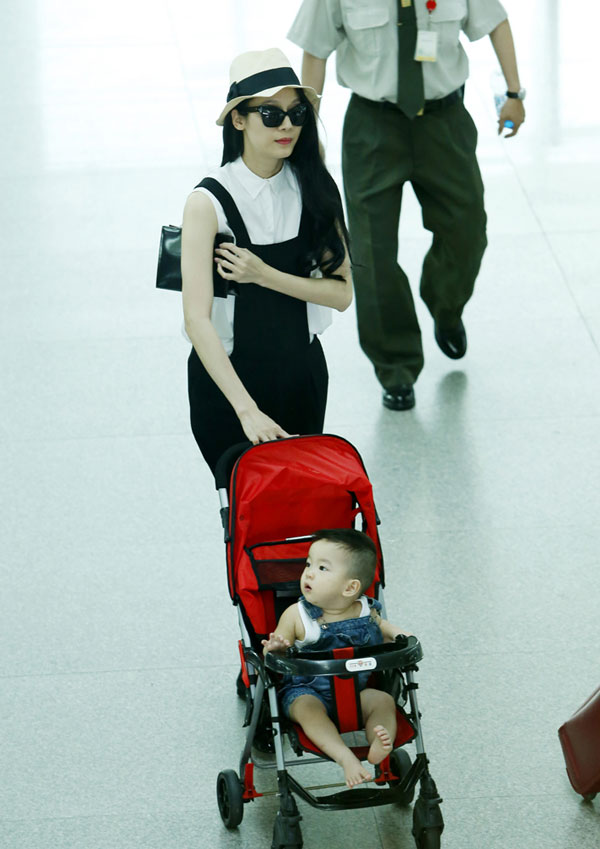 Paparazzi: Bắt gặp Thái Hà ẵm con trai ở sân bay 2