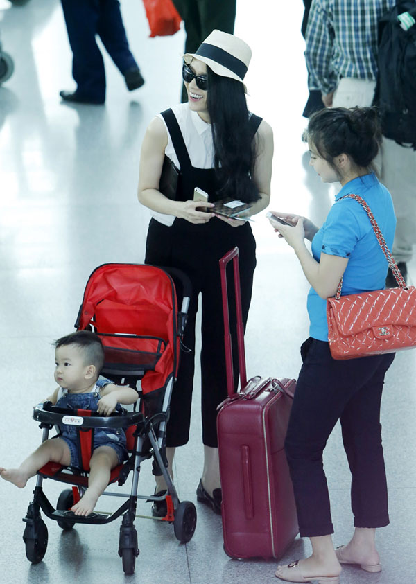Paparazzi: Bắt gặp Thái Hà ẵm con trai ở sân bay 11