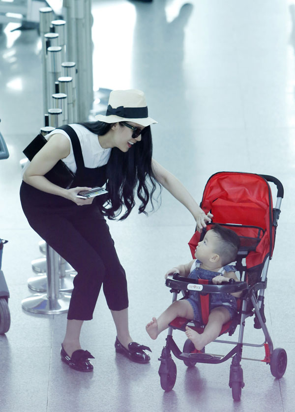 Paparazzi: Bắt gặp Thái Hà ẵm con trai ở sân bay 12