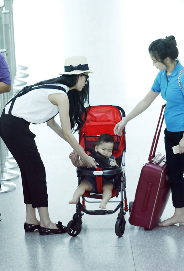 Paparazzi: Bắt gặp Thái Hà ẵm con trai ở sân bay 13