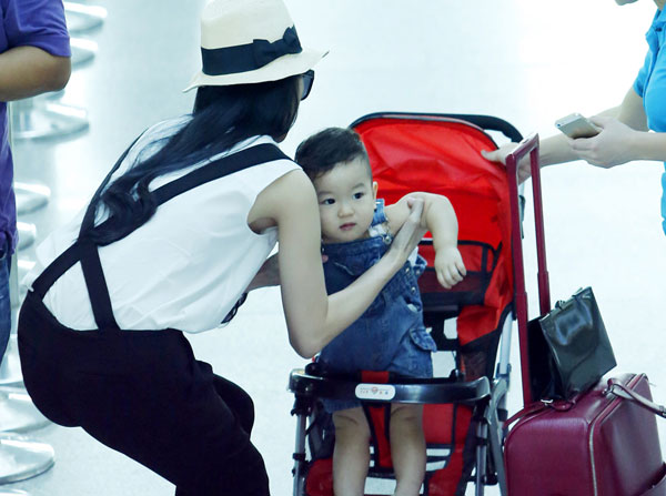 Paparazzi: Bắt gặp Thái Hà ẵm con trai ở sân bay 14