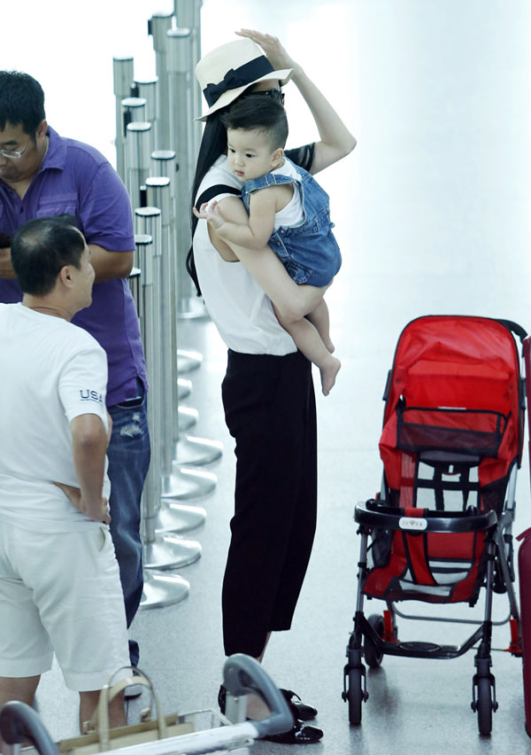 Paparazzi: Bắt gặp Thái Hà ẵm con trai ở sân bay 15