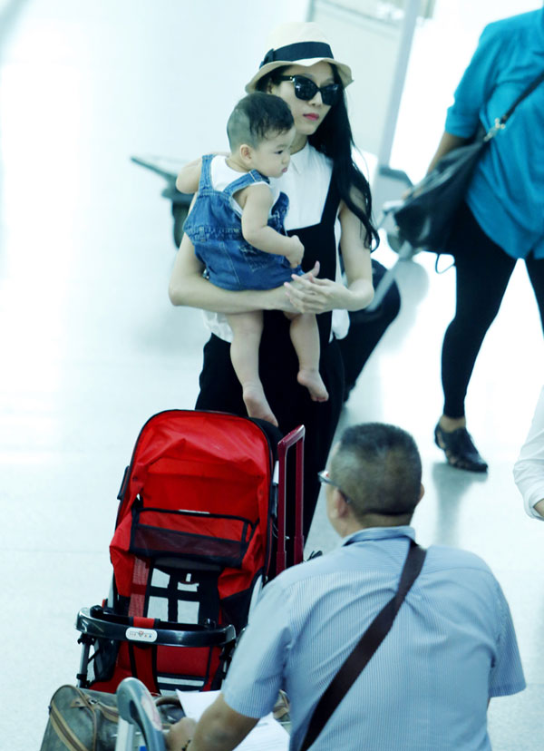 Paparazzi: Bắt gặp Thái Hà ẵm con trai ở sân bay 16