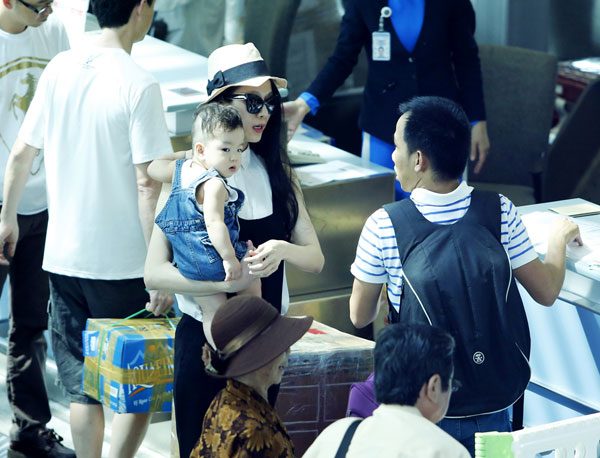 Paparazzi: Bắt gặp Thái Hà ẵm con trai ở sân bay 17