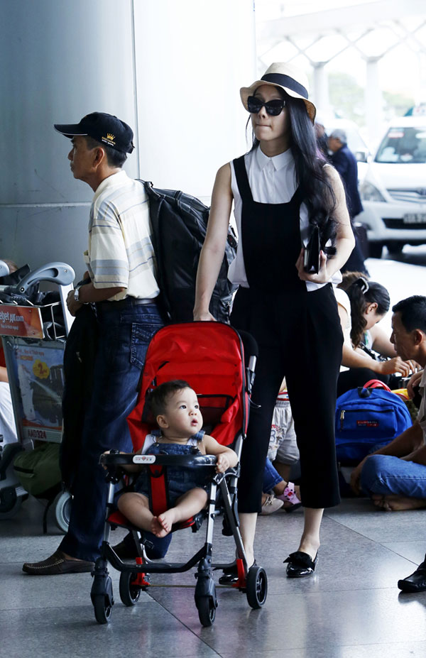 Paparazzi: Bắt gặp Thái Hà ẵm con trai ở sân bay 6