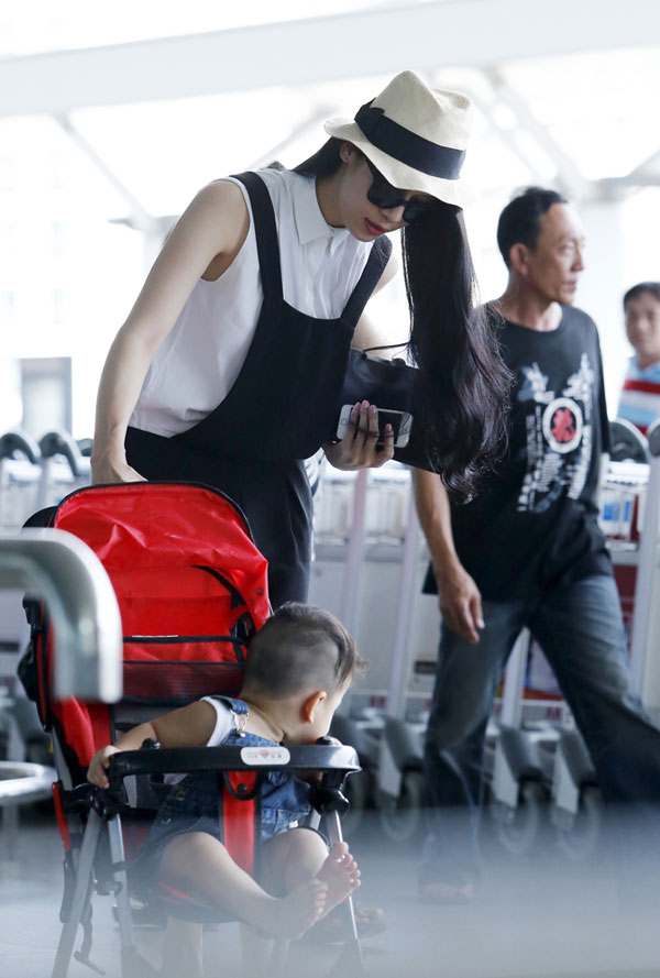 Paparazzi: Bắt gặp Thái Hà ẵm con trai ở sân bay 7