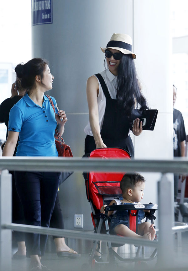 Paparazzi: Bắt gặp Thái Hà ẵm con trai ở sân bay 8