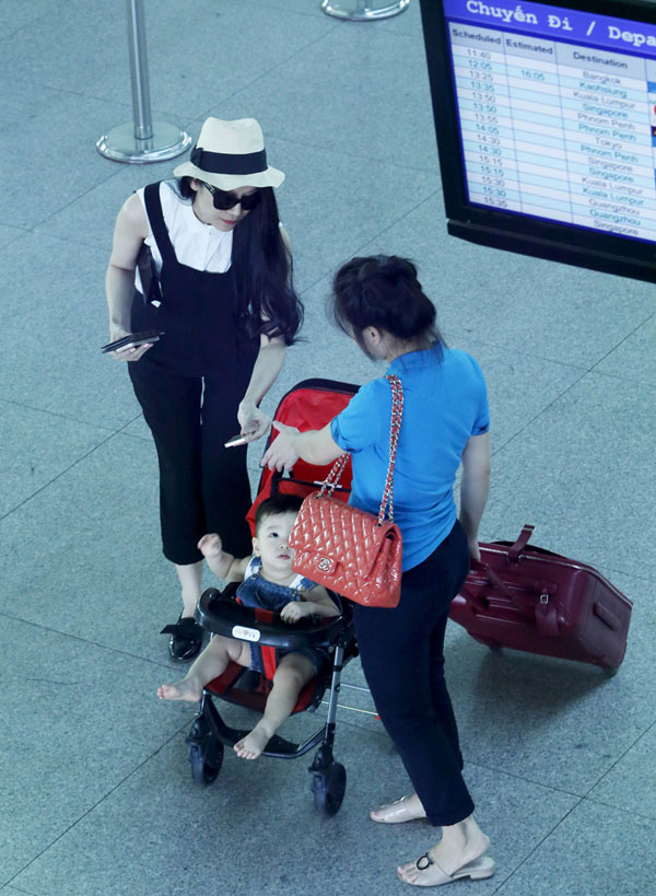 Paparazzi: Bắt gặp Thái Hà ẵm con trai ở sân bay 10