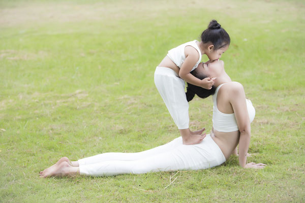 Ngộ nghĩnh hình ảnh Trà Ngọc Hằng tập yoga cùng cháu gái đáng yêu 19