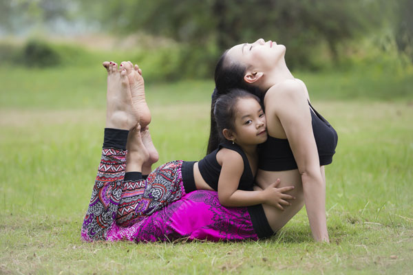 Ngộ nghĩnh hình ảnh Trà Ngọc Hằng tập yoga cùng cháu gái đáng yêu 5