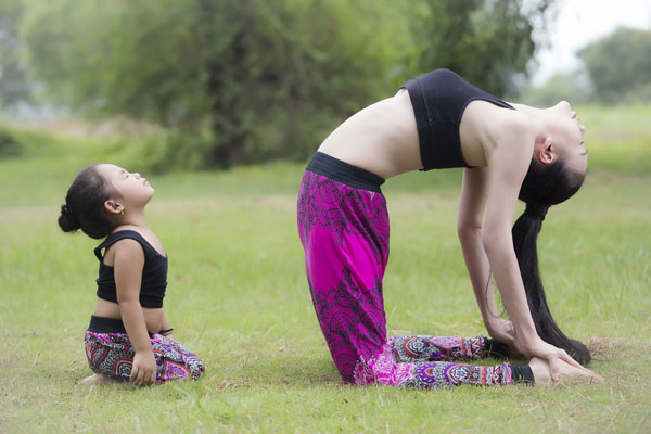 Ngộ nghĩnh hình ảnh Trà Ngọc Hằng tập yoga cùng cháu gái đáng yêu 6