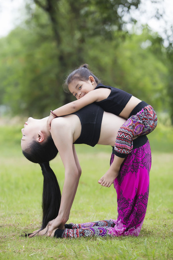 Ngộ nghĩnh hình ảnh Trà Ngọc Hằng tập yoga cùng cháu gái đáng yêu 8