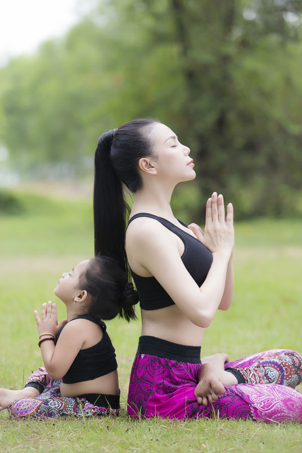 Ngộ nghĩnh hình ảnh Trà Ngọc Hằng tập yoga cùng cháu gái đáng yêu 9