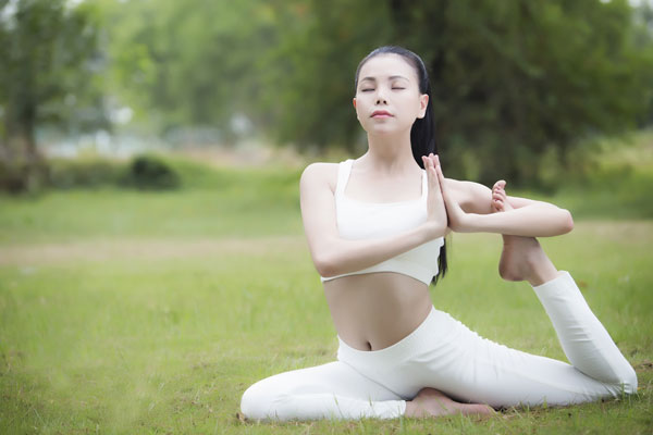 Ngộ nghĩnh hình ảnh Trà Ngọc Hằng tập yoga cùng cháu gái đáng yêu 10