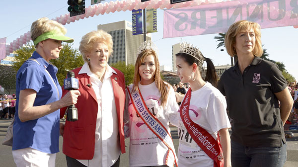 Hoa hậu quý bà Sương Đặng tham gia đi bộ cùng bà thị trưởng Las Vegas gây quỹ chống ung thư ngực 1