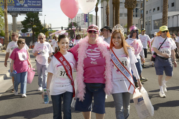 Hoa hậu quý bà Sương Đặng tham gia đi bộ cùng bà thị trưởng Las Vegas gây quỹ chống ung thư ngực 11