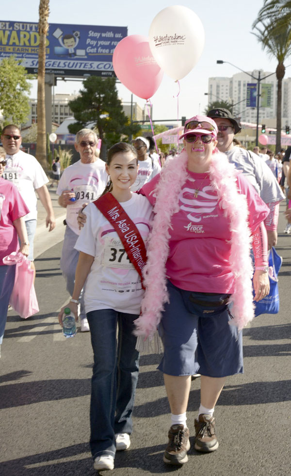 Hoa hậu quý bà Sương Đặng tham gia đi bộ cùng bà thị trưởng Las Vegas gây quỹ chống ung thư ngực 13