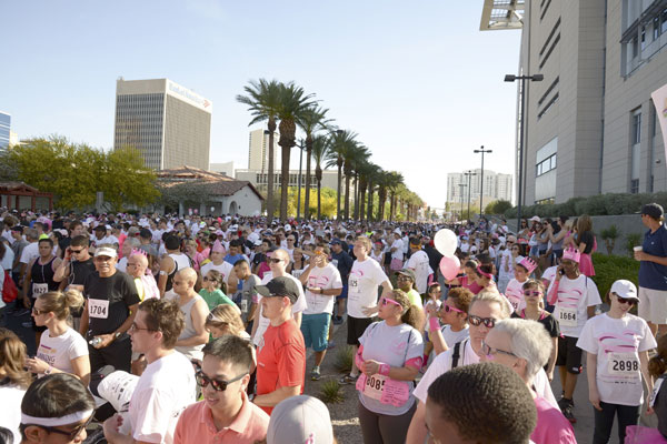 Hoa hậu quý bà Sương Đặng tham gia đi bộ cùng bà thị trưởng Las Vegas gây quỹ chống ung thư ngực 4