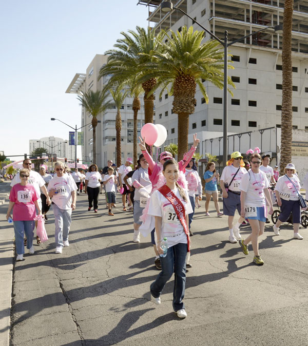 Hoa hậu quý bà Sương Đặng tham gia đi bộ cùng bà thị trưởng Las Vegas gây quỹ chống ung thư ngực 5