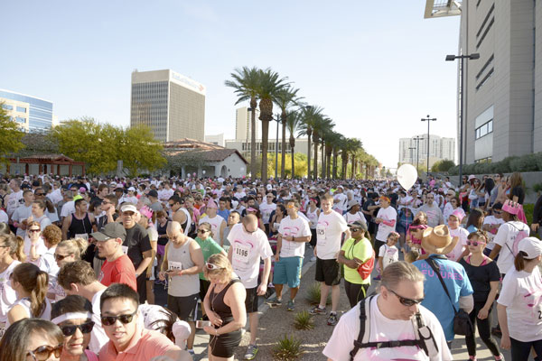 Hoa hậu quý bà Sương Đặng tham gia đi bộ cùng bà thị trưởng Las Vegas gây quỹ chống ung thư ngực 10