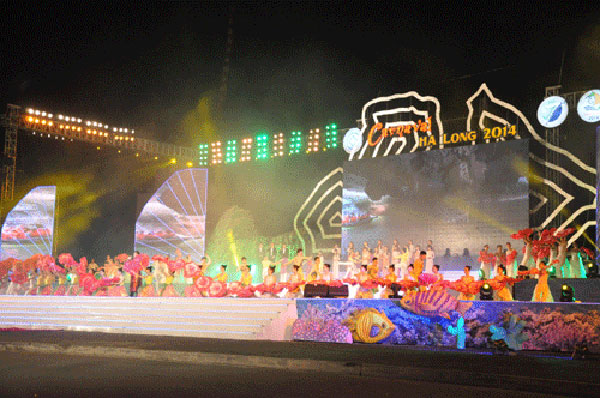 Hồ Quỳnh Hương hát nhép ở Carnaval Hạ Long 1